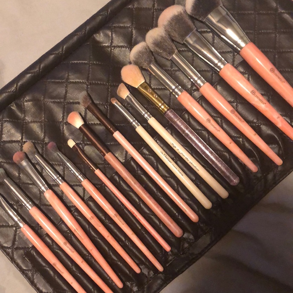BH Cosmetics bush roll and brushes